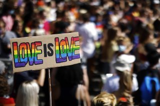 Plus de la moitié des agressions anti-LGBTIQ ont eu lieu dans les espaces publics, dont 25% dans la rue et 23% dans les transports publics et les gares (photo d'illustration). KEYSTONE/MICHAEL BUHOLZER